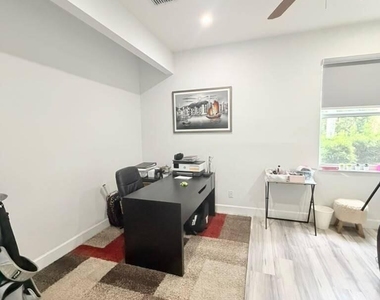 4251 E Seneca Avenue - Photo Thumbnail 16