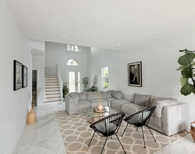 4251 E Seneca Avenue - Photo Thumbnail 5