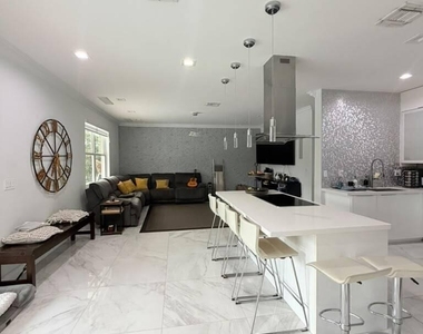 4251 E Seneca Avenue - Photo Thumbnail 8