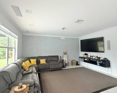 4251 E Seneca Avenue - Photo Thumbnail 14