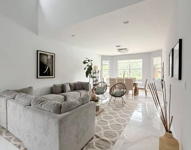 4251 E Seneca Avenue - Photo Thumbnail 4