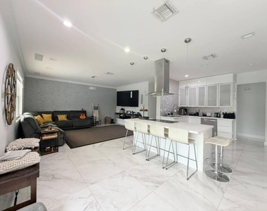 4251 E Seneca Avenue - Photo Thumbnail 9
