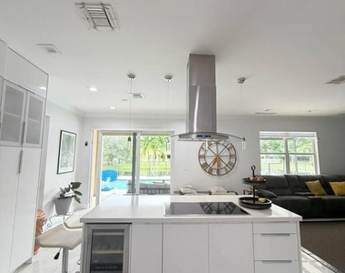 4251 E Seneca Avenue - Photo Thumbnail 10