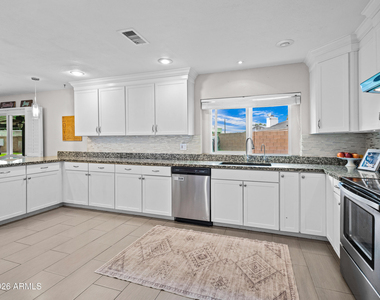2612 W Osage Circle - Photo Thumbnail 7