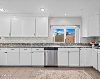 2612 W Osage Circle - Photo Thumbnail 8