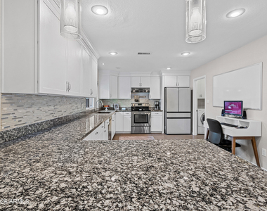 2612 W Osage Circle - Photo Thumbnail 6