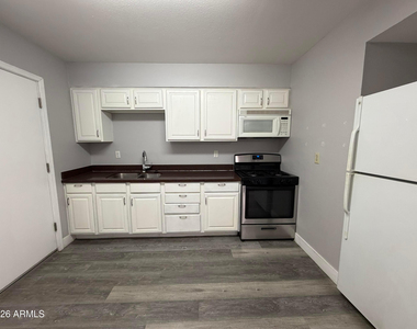 1833 E Harvard Street - Photo Thumbnail 5