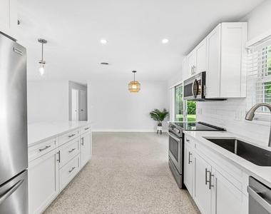 371 Saturn Avenue - Photo Thumbnail 4