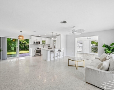 371 Saturn Avenue - Photo Thumbnail 8