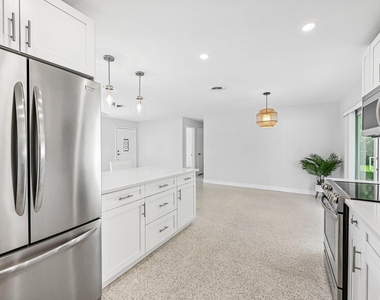 371 Saturn Avenue - Photo Thumbnail 3