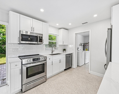 371 Saturn Avenue - Photo Thumbnail 5