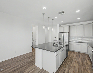13329 W Lariat Lane - Photo Thumbnail 12