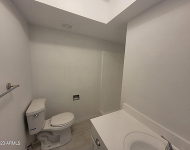 4667 N 21st Avenue - Photo Thumbnail 10