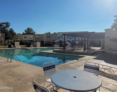 4667 N 21st Avenue - Photo Thumbnail 12