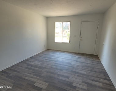 4667 N 21st Avenue - Photo Thumbnail 4