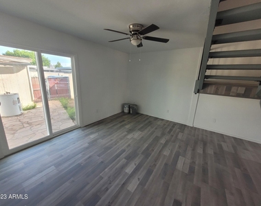 4667 N 21st Avenue - Photo Thumbnail 3