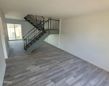 4667 N 21st Avenue - Photo Thumbnail 2