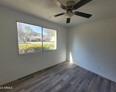 4667 N 21st Avenue - Photo Thumbnail 6