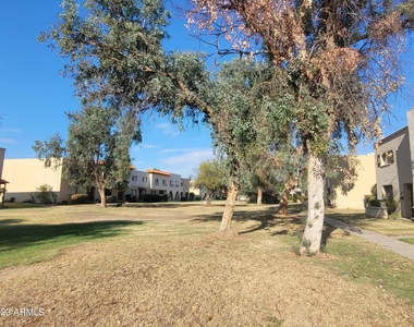 4667 N 21st Avenue - Photo Thumbnail 7