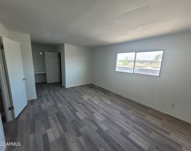 4667 N 21st Avenue - Photo Thumbnail 5