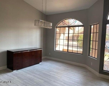 1526 W Wagner Drive - Photo Thumbnail 6