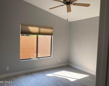 1526 W Wagner Drive - Photo Thumbnail 18