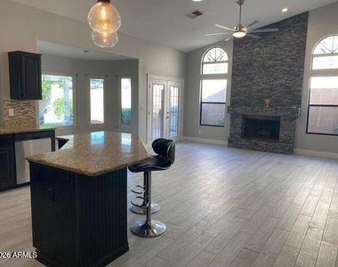 1526 W Wagner Drive - Photo Thumbnail 13