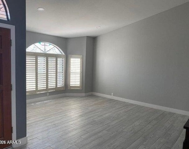 1526 W Wagner Drive - Photo Thumbnail 5