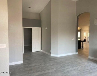 1526 W Wagner Drive - Photo Thumbnail 4