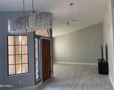 1526 W Wagner Drive - Photo Thumbnail 8