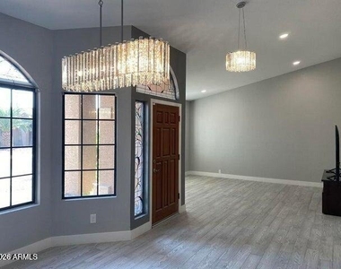 1526 W Wagner Drive - Photo Thumbnail 7