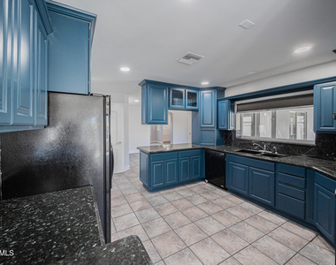 1341 E Garnet Circle - Photo Thumbnail 7