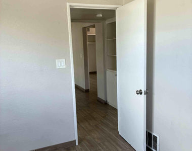 726 W 12th Place - Photo Thumbnail 12