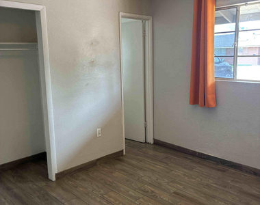 726 W 12th Place - Photo Thumbnail 4