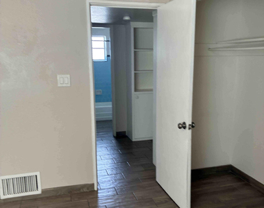 726 W 12th Place - Photo Thumbnail 9