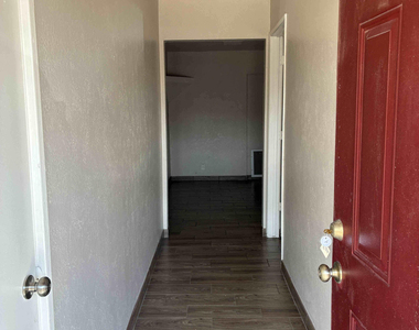 726 W 12th Place - Photo Thumbnail 2