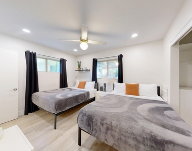 6846 E Pinchot Avenue - Photo Thumbnail 14