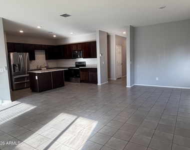 3214 N Pleasant View Lane - Photo Thumbnail 2