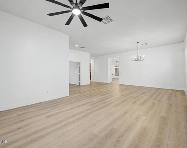 41008 N Republic Way - Photo Thumbnail 9