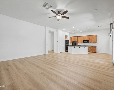 41008 N Republic Way - Photo Thumbnail 26