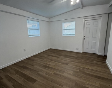 1721 Ne 52nd Street - Photo Thumbnail 3