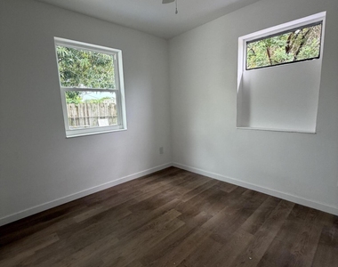 1721 Ne 52nd Street - Photo Thumbnail 9
