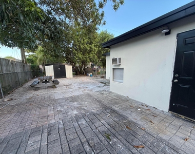 1721 Ne 52nd Street - Photo Thumbnail 11