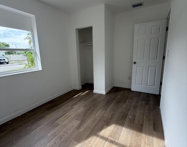 1721 Ne 52nd Street - Photo Thumbnail 7