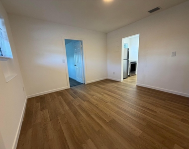 1721 Ne 52nd Street - Photo Thumbnail 2