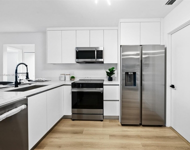 679 Sw 17th Court - Photo Thumbnail 5