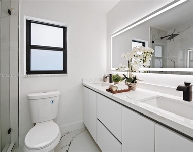 679 Sw 17th Court - Photo Thumbnail 10