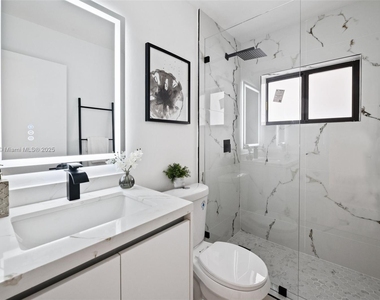 679 Sw 17th Court - Photo Thumbnail 13