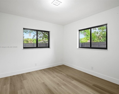 679 Sw 17th Court - Photo Thumbnail 12