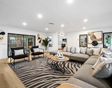 679 Sw 17th Court - Photo Thumbnail 2